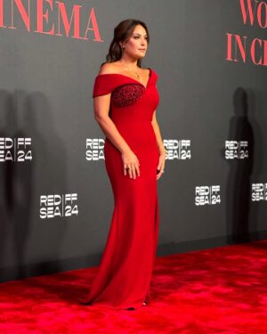 Hend Sabry Instagram - كان لي شرف تقديم ليلة عشاء مؤسسة البحر الأحمر للأفلام 
#WomenInCinema 
من ضمن فعاليات #مهرجان_البحر_الأحمر_السينمائي_الدولي 
@redseafilm 
كانت ليلة مليئة بالمحبة والدعم لكلّ زميلاتي العاملات في مجال السينما ❤️ 
Dress @badgleymischka 
Jewelry @azzafahmy 
Make up by my beloved @sohakhoury 
Hair by @gerardkoberssy @salon_mermaid 
Thank  you @renecaovilla for the gorgeous shoes 
Photo credit @ammarparis 🤍