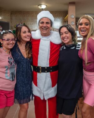 Heslaine Vieira Instagram - Episódio mais que especial de Natal ✨
To nessa, depois do fantástico 🤍

Figurino: @clakopke | @herbert_c | @noburgos 
Caracterizacao: @dayseteixeiracursos 
@estevamavellar / Tv Globo