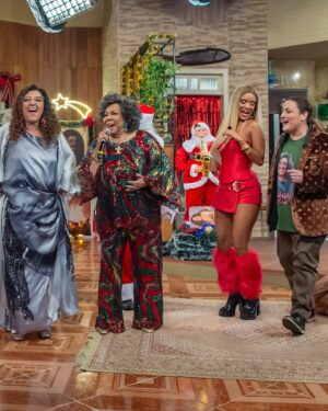 Heslaine Vieira Instagram - Episódio mais que especial de Natal ✨
To nessa, depois do fantástico 🤍

Figurino: @clakopke | @herbert_c | @noburgos 
Caracterizacao: @dayseteixeiracursos 
@estevamavellar / Tv Globo