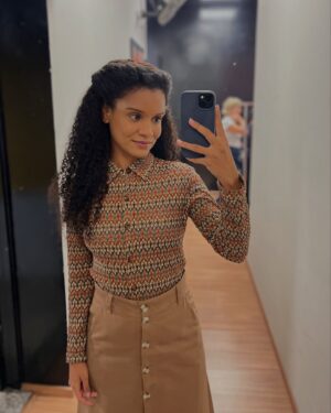 Heslaine Vieira Instagram - Encerramos as filmagens de #pecadora e foi lindo🎬✨
Fui muito feliz por ter participado desse projeto com tanta gente talentosa e amada
Obrigada @dainara_toffoli por mais um juntas
É muito gratificante pra mim ser guiada pela sua direção generosa e atenciosa. Você é demais e eu sou sua fã. Muito feliz por você me confiar a Sarah. Foi breve mas ter deixado uma marquinha 🤍
Obrigada @rayssabratillieri pela parceria lindíssima que tivemos. Você brilhou como a protagonista que mereceu. Foi incansável e deu tudo em todos os takes. Estive em poucos momentos mas em todos você estava 100% focada . Quero outros trabalhos pra termos mais cenas e trabalharmos mais juntas! Vai ser incrível 
Obrigada @mais_galeria 
Vivaaa o cinema nacional