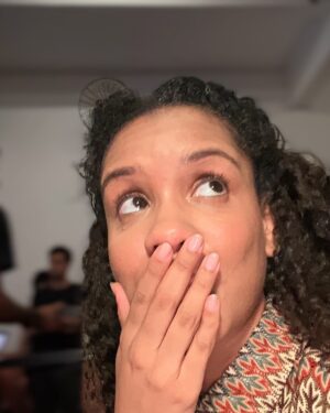Heslaine Vieira Instagram - Encerramos as filmagens de #pecadora e foi lindo🎬✨
Fui muito feliz por ter participado desse projeto com tanta gente talentosa e amada
Obrigada @dainara_toffoli por mais um juntas
É muito gratificante pra mim ser guiada pela sua direção generosa e atenciosa. Você é demais e eu sou sua fã. Muito feliz por você me confiar a Sarah. Foi breve mas ter deixado uma marquinha 🤍
Obrigada @rayssabratillieri pela parceria lindíssima que tivemos. Você brilhou como a protagonista que mereceu. Foi incansável e deu tudo em todos os takes. Estive em poucos momentos mas em todos você estava 100% focada . Quero outros trabalhos pra termos mais cenas e trabalharmos mais juntas! Vai ser incrível 
Obrigada @mais_galeria 
Vivaaa o cinema nacional