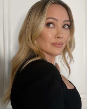 Hilary Duff Instagram - A seriously warm event where the brains behind the scenes were celebrated and honored. Sooo meaningful to cheer on the artists that don’t get enough recognition for their grueling schedules and hard work - bravo @instyle thanks for having me at the image maker awards last night 🩵