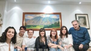 Hilda Abrahamz Instagram - Hay amigos que llegan para quedarse, que se convierten en refugio, en risas compartidas, en apoyo incondicional. Esos que no llevan tu sangre, pero sí tu corazón. 

Porque la verdadera familia no siempre se encuentra en el árbol genealógico, sino en los abrazos, las palabras y los momentos que hacen la vida más hermosa. 

Gracias a esos amigos que son hogar, alma y amor eterno. 💜

Gracias @anabarone_design por esta maravillosa reunión 💜 te queremos 🫶