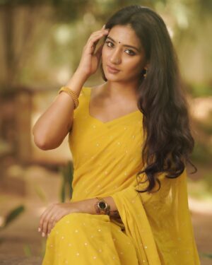 Hima Bindhu Instagram - INFRAME @himabindhu____
Costume - @kaarigai.sarees
Photographer - @camerasenthil
Makeup - @profile_makeover
Hair - @mahi_hairstyliz
Shoot Organised by @rrajeshananda