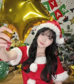 Hina Kagei Instagram - _
はぴめりくりいぶ🔔🎀
何歳までサンタコスするかなと思いながら
今年も無事にサンタコス終えました🎅🏻
マネージャーさんたちと一緒に
事務所の一部分をクリスマス化させた🎄🎁