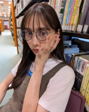 Hiroe Igeta Instagram - 2nd写真集「つかのま」
オフショット@福岡🦭

福岡の衣装は全部私物なんですが、
1つだけその場でお借りしたものがあります😚

そんな撮影時のエピソードも
写真集発売イベントで話せたらいいな。

#井桁弘恵つかのま