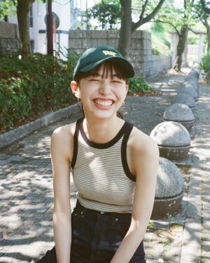Hiroe Igeta Instagram - 2nd写真集「つかのま」の
発売まで1ヶ月をきったということで
オフショットどんどんあげていきます😌

福岡では通学路から
地元の海、自分の好きなところで
撮っていただきました。
そして、福岡は全部私服です🌼

#井桁弘恵つかのま