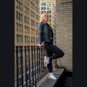 Holly Holm Instagram - Take me back to New York, New York. ❤️ What fun is life if you aren’t living a bit on the edge? ;)