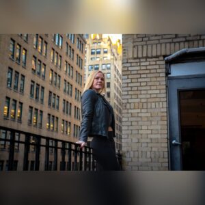 Holly Holm Instagram - Take me back to New York, New York. ❤️ What fun is life if you aren’t living a bit on the edge? ;)