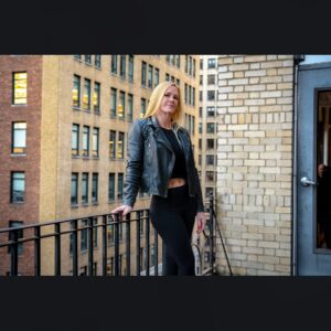 Holly Holm Instagram - Take me back to New York, New York. ❤️ What fun is life if you aren’t living a bit on the edge? ;)