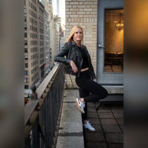 Holly Holm Instagram - Take me back to New York, New York. ❤️ What fun is life if you aren’t living a bit on the edge? ;)