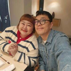 Hong Yun-hwa Instagram - 6번째 결혼기념일을 축하해!!😍
올해도 맛있는거 사줘서 고마와!!
99살까지 맛있는거 사줘ㅋㅋ
100살부터는 내가 쏠게!!ㅎㅎ
.
#6번째결혼기념일
#맛있는거사주는오빠최고❤️
@kmg2604