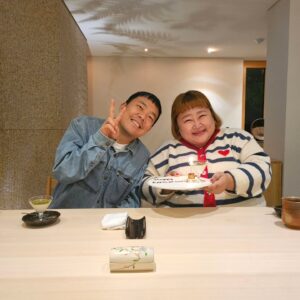 Hong Yun-hwa Instagram - 6번째 결혼기념일을 축하해!!😍
올해도 맛있는거 사줘서 고마와!!
99살까지 맛있는거 사줘ㅋㅋ
100살부터는 내가 쏠게!!ㅎㅎ
.
#6번째결혼기념일
#맛있는거사주는오빠최고❤️
@kmg2604