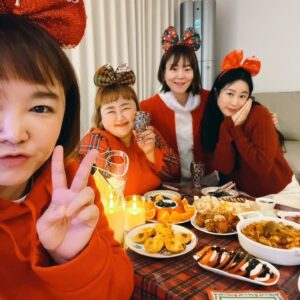 Hong Yun-hwa Instagram - 올해도 메리 크리스마스!!!!😍
.
🎁🎄