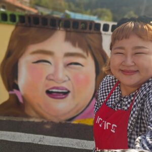 Hong Yun-hwa Instagram - 충북 보은군 수정리마을에
홍윤화가 있습니다ㅎㅎㅎㅎ캬캬
마을을 예쁘게 가꾸신다며 
저를 그려넣어주셔서 넘 행복합니다ㅎㅎ
우리 수정리마을에 기염댕이가 되볼게요!!😍
모두 놀러오세염ㅎㅎ
.
#수정리만세!
#이장님만세!
#수정리로오세요!!
