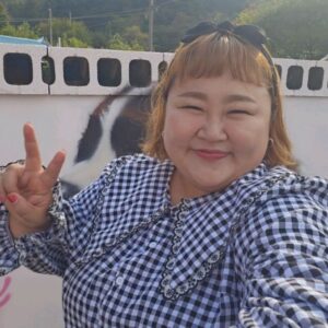 Hong Yun-hwa Instagram - 충북 보은군 수정리마을에
홍윤화가 있습니다ㅎㅎㅎㅎ캬캬
마을을 예쁘게 가꾸신다며 
저를 그려넣어주셔서 넘 행복합니다ㅎㅎ
우리 수정리마을에 기염댕이가 되볼게요!!😍
모두 놀러오세염ㅎㅎ
.
#수정리만세!
#이장님만세!
#수정리로오세요!!
