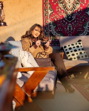 Huda Hussain Instagram - ماقدرت ما اخذ كم صوره بهالمكان الحلو " مجلس السمحانية " 🇸🇦💕🌸
.
Taken by my @ballystudio 
Makeup by @lam_sfx 
Hair by @supernovasalonksa