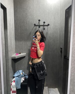 Hwang Seung-eon Instagram - 💃🏻
5/23 올리려다 돌아본
패기로웠던 5월
link in bio
