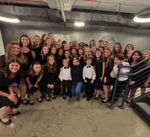 Idina Menzel Instagram - Ran into these future stars @spotlightkidz on a break from @redwoodmusical rehearsal this week. I fell in love immediately. 🎭💛