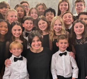 Idina Menzel Instagram - Ran into these future stars @spotlightkidz on a break from @redwoodmusical rehearsal this week. I fell in love immediately. 🎭💛