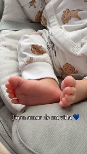 Ilean Almaguer Instagram - Luan hace un mes llegaste a cambiar mi mundo cosita hermosa. 💙🙏🏼 te amo! 
#baby #love #fyp
