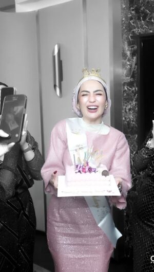 Imel Putri Cahyati Instagram - Bukan nya ga cinta.. Tapi takut ada yg ngambil 🤣😂

Kumaha barudak geus ikhlas ketua duluan ?? 🫵🏻🤣