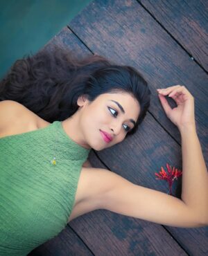 Indhuja Ravichandran Instagram - Kick-starting 2025 with a green signal & a brighter vision 💚🧚🏼‍♀️🤌🌻🌈💃🏻 

Have a nice feeling that this 2025 will be beautiful & blessed for everyone of us ❤️❤️❤️

Sending more love to you alllllll 🤗

#happynewyear2025 
#onlylove #naturegirl