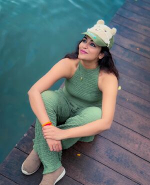 Indhuja Ravichandran Instagram - Kick-starting 2025 with a green signal & a brighter vision 💚🧚🏼‍♀️🤌🌻🌈💃🏻 

Have a nice feeling that this 2025 will be beautiful & blessed for everyone of us ❤️❤️❤️

Sending more love to you alllllll 🤗

#happynewyear2025 
#onlylove #naturegirl