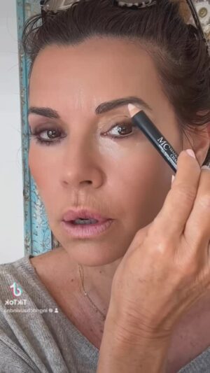 Ingrid Chauvin Instagram - Tous vos retours sur la gamme sont extraordinaire !! Vous appréciez la facilité d application , les couleurs , leurs textures .  Vous aimez qu ils soient naturels , Vegan et Non testés sur les Animaux .  Puis vous prenez du plaisir à vous maquiller et vous vous sentez belles !!! Vos retours ne peuvent pas me faire plus plaisir 🫶. Merci à toutes d être aussi nombreuses à être devenues Mademoiselle Chauvin .  PLEIN FARD aujourd hui sur les Crayons GRIS et VIOLET , pour un maquillage plus intense et un regard plus profond 🫶. #maquillage #naturel #beaute #cosmetic #bienetre #tutorial