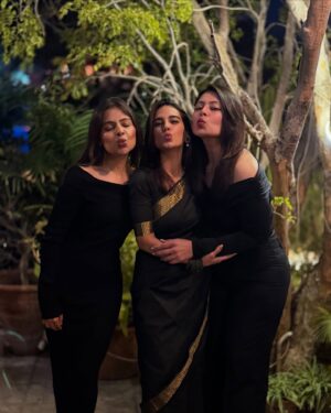 Iqra Aziz Instagram - Anniversary Dinner🦁
In my @thesaarigirl era🦭