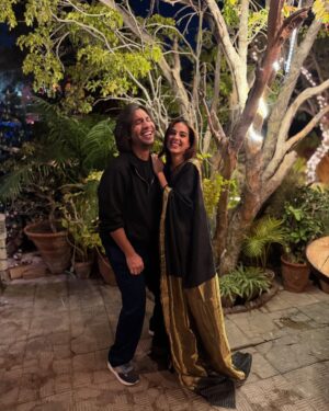 Iqra Aziz Instagram - Anniversary Dinner🦁
In my @thesaarigirl era🦭