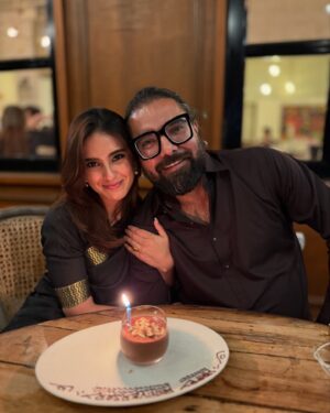 Iqra Aziz Instagram - Anniversary Dinner🦁
In my @thesaarigirl era🦭
