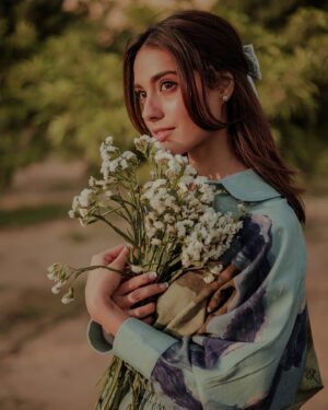 Iqra Aziz Instagram - December you’re my favourite❄️

Wearing: @cord.in 
HnM: @izainzaidi @sunnysilvester 
Shot by: @rehanmithanii