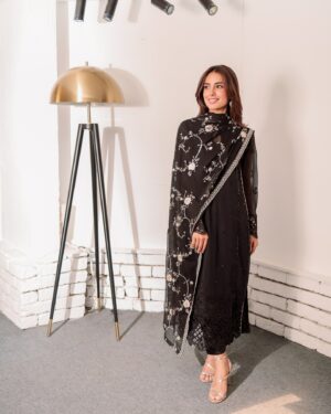 Iqra Aziz Instagram - @aghajaanofficial 🖤❤️
Shop my look on UPTO 80% off ✨ OFFER VALID for 11.11 Sale only 

SHOP NOW and get discounts on UPTO 90% off on https://aghajaan.com.pk 

#IqraAziz #AghaJaan #IqraxAghaJaan