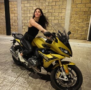 Irene Aldana Instagram - Que ganas de estar así ! 🏍️💥💛
#TB de cuando @bmwmotorrad_fussen  me prestó esta belleza por un par de días durante mi viaje a #CDMX .. estuvo padrísimo !

#bmw #moto #motorcycle #motorrad #bike #ufc