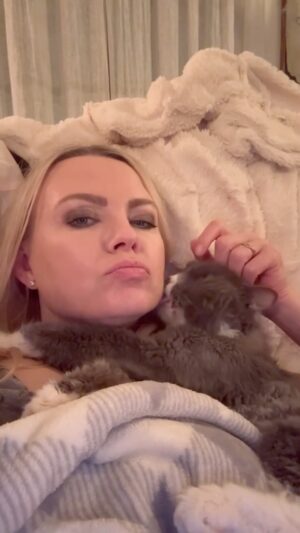 Irina Voronina Instagram - Did you get your New Years kiss? 🎊🥂😸 #nye #cats #comedy