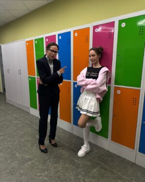 Iryna Kudashova Instagram - Як думаєте, за що мене сварить вчителька @natalka_denisenko ?