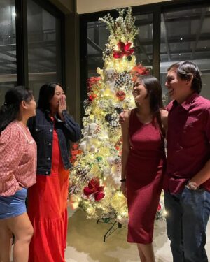 Isabel Oli Instagram - So this is Christmas 🎄