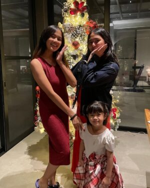 Isabel Oli Instagram - So this is Christmas 🎄