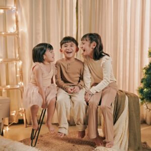 Isabel Oli Instagram - Capturing those ‘It was the night before Christmas’ vibes… twinkling lights, cozy moments, and the warmth of holiday excitement in the air…🎄

Merry Christmas everyone🎁

📸 @niceprintphoto @theconceptroomstudio