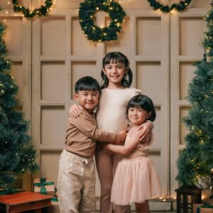 Isabel Oli Instagram - Capturing those ‘It was the night before Christmas’ vibes… twinkling lights, cozy moments, and the warmth of holiday excitement in the air…🎄

Merry Christmas everyone🎁

📸 @niceprintphoto @theconceptroomstudio