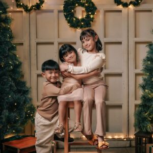 Isabel Oli Instagram - Capturing those ‘It was the night before Christmas’ vibes… twinkling lights, cozy moments, and the warmth of holiday excitement in the air…🎄

Merry Christmas everyone🎁

📸 @niceprintphoto @theconceptroomstudio