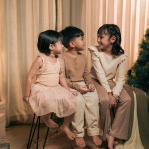 Isabel Oli Instagram - Capturing those ‘It was the night before Christmas’ vibes… twinkling lights, cozy moments, and the warmth of holiday excitement in the air…🎄

Merry Christmas everyone🎁

📸 @niceprintphoto @theconceptroomstudio