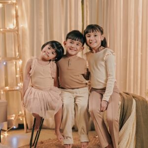 Isabel Oli Instagram - Capturing those ‘It was the night before Christmas’ vibes… twinkling lights, cozy moments, and the warmth of holiday excitement in the air…🎄

Merry Christmas everyone🎁

📸 @niceprintphoto @theconceptroomstudio