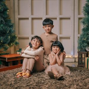 Isabel Oli Instagram - Capturing those ‘It was the night before Christmas’ vibes… twinkling lights, cozy moments, and the warmth of holiday excitement in the air…🎄

Merry Christmas everyone🎁

📸 @niceprintphoto @theconceptroomstudio