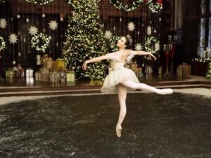 Isabella Boylston Instagram - In honor of Christmas Eve, here is the OG sugarplum choreography (as notated after Lev Ivanov and interpreted by @alexeiratmansky ) 💝