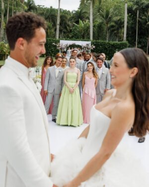Isabella Moreira Instagram - A melhor parte desse casamento foi dar risada das nossas histórias nas coxias do teatro Alfa, dançar a música da novela que fizemos juntas, mas acima de tudo, ver seu sorriso radiante e seus olhinhos brilhando no altar. Como seu marido disse brilhantemente durante os votos, seu coração é enorme e transborda esse amor gigantesco que você tem pela vida. Eu to muito, muito feliz por você, amiga! Te amo muito 🥹 Muito obrigada por me permitirem fazer parte disso. Toda alegria do mundo na vida de vocês @larissamanoela e @andreluizframbach 🤍 quem diria que aquelas duas garotinhas teriam tanta sorte no amor?