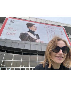 Isabelle Huppert Instagram - Mary Said What She Said, 2 jours à Séoul 🇰🇷 Thank you @seongnam_artscenter 🌹
@bob___wilson
@theatredelaville_paris
@pinckney.darryl
@ludovico_einaudi