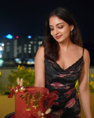Ishaani Krishna Instagram - 24 and surrounded by my favourite people ..
Grateful 💫

Cake & cupcakes by @the_cakepoint