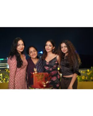 Ishaani Krishna Instagram - 24 and surrounded by my favourite people ..
Grateful 💫

Cake & cupcakes by @the_cakepoint